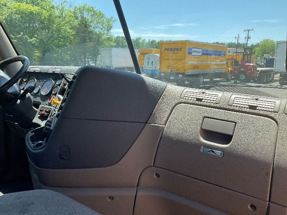 Day Cab Tractor-Heavy Duty Tractors-Freightliner-2019-Cascadia 11364ST-Indian Trail-NC-488,122\n\t\tmiles-$ 31,750 - Image 13