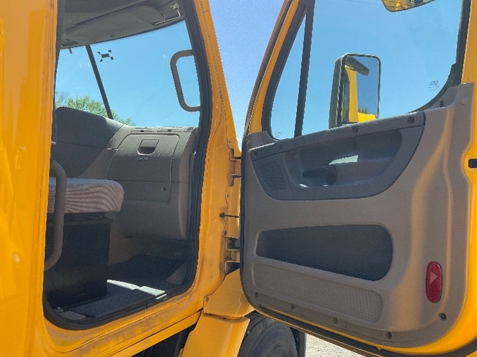 Day Cab Tractor-Heavy Duty Tractors-Freightliner-2019-Cascadia 11364ST-Indian Trail-NC-488,122\n\t\tmiles-$ 31,750 - Image 14