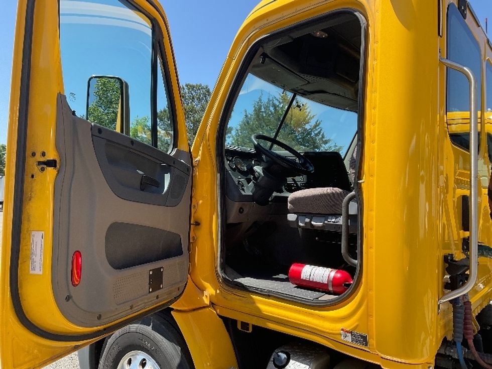 Day Cab Tractor-Heavy Duty Tractors-Freightliner-2019-Cascadia 11364ST-Indian Trail-NC-488,122\n\t\tmiles-$ 31,750 - Image 9