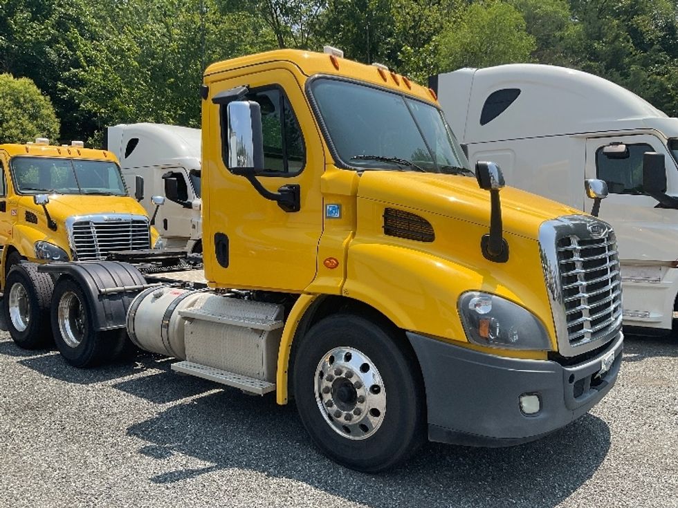 Day Cab Tractor-Heavy Duty Tractors-Freightliner-2019-Cascadia 11364ST-Indian Trail-NC-495,760\n\t\tmiles-$ 31,250 - Image 1