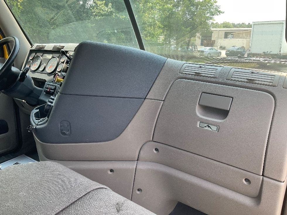 Day Cab Tractor-Heavy Duty Tractors-Freightliner-2019-Cascadia 11364ST-Indian Trail-NC-495,760\n\t\tmiles-$ 31,250 - Image 13