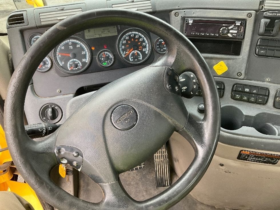 2019 Freightliner Cascadia 113" sleeper cab photo 9