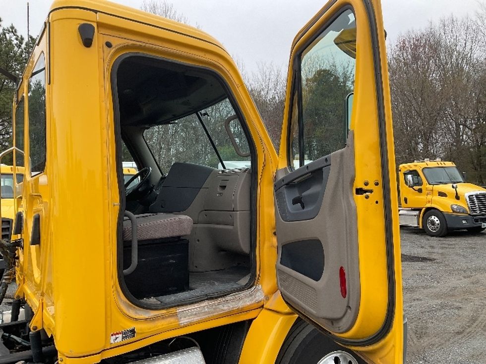 Day Cab Tractor-Heavy Duty Tractors-Freightliner-2019-Cascadia 11364ST-Indian Trail-NC-519,902\n\t\tmiles-$ 32,000 - Image 12