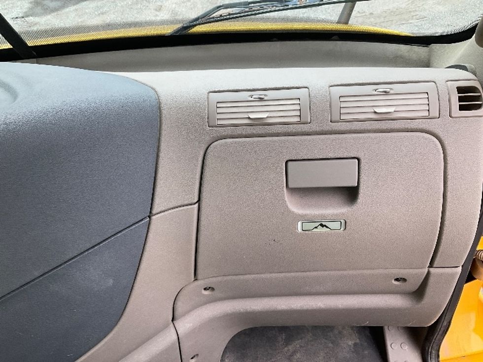 2019 Freightliner Cascadia 113" sleeper cab photo 10