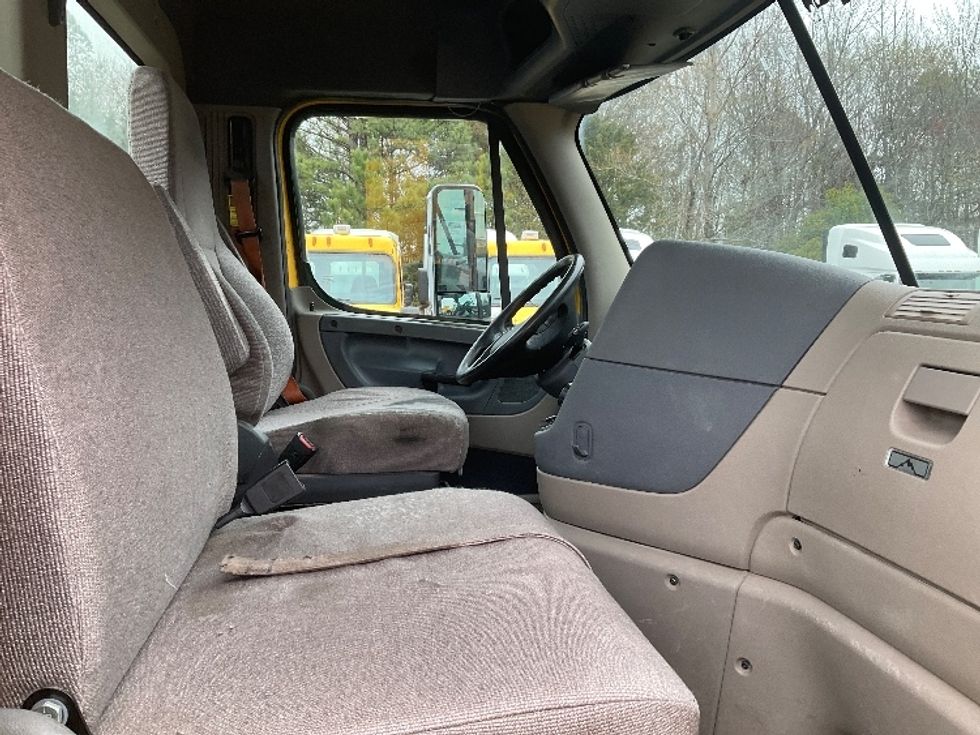 2019 Freightliner Cascadia 113" sleeper cab photo 11