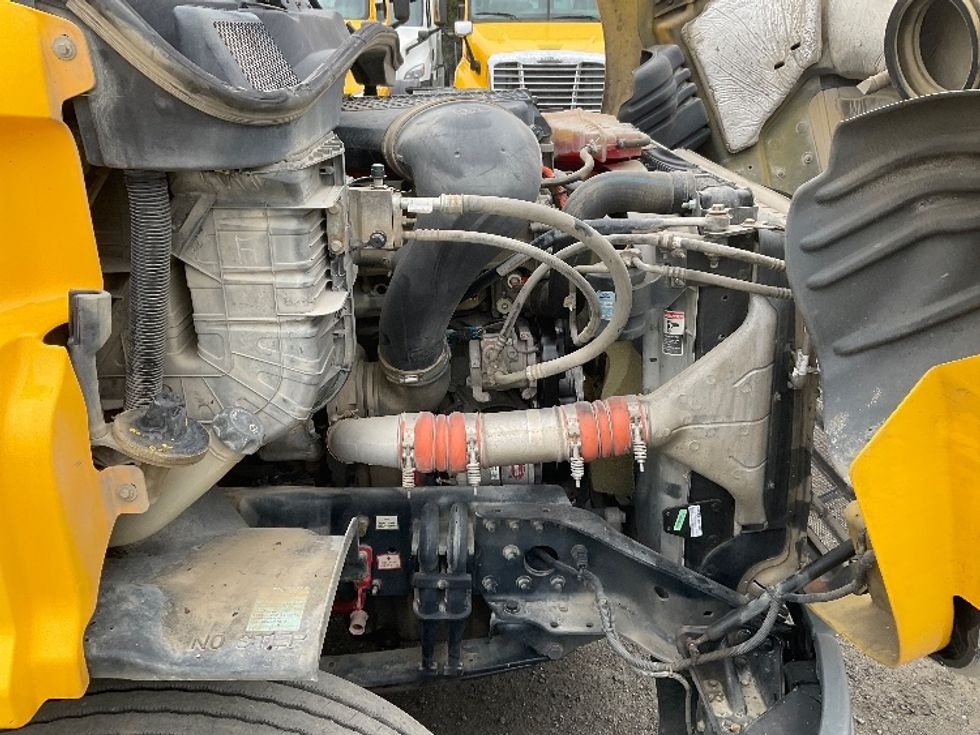 2019 Freightliner Cascadia 113" sleeper cab photo 12