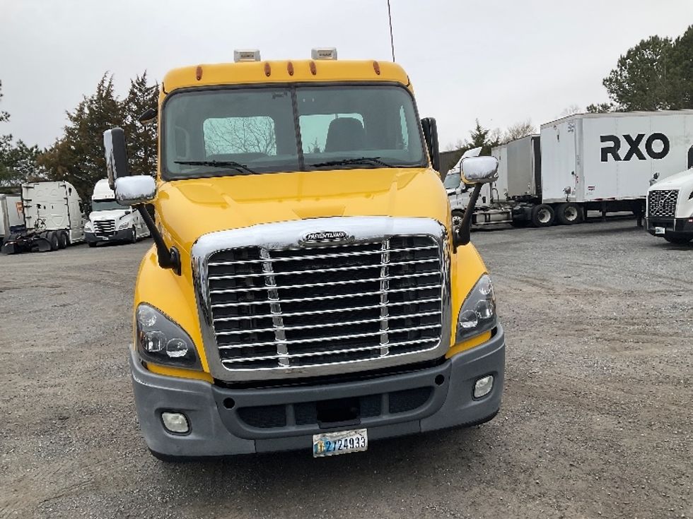 2019 Freightliner Cascadia 113" sleeper cab photo 2