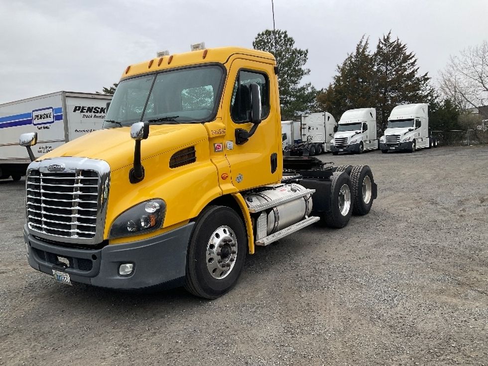 2019 Freightliner Cascadia 113" sleeper cab photo 3