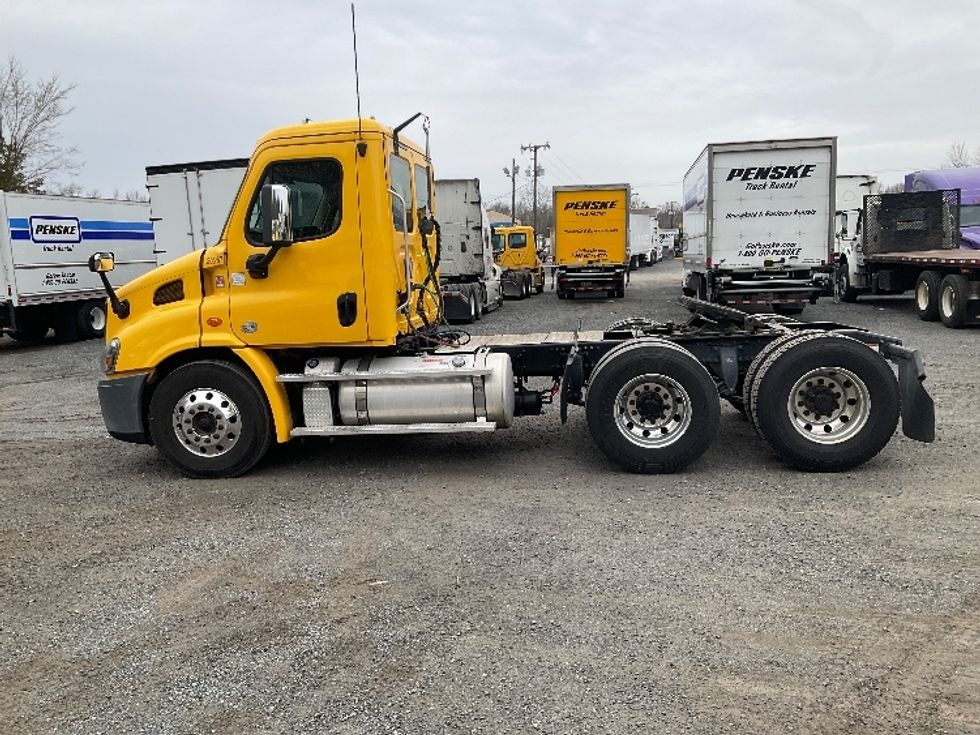 2019 Freightliner Cascadia 113" sleeper cab photo 4