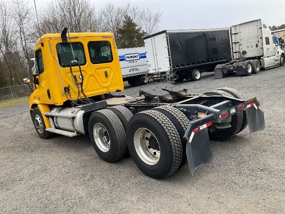 2019 Freightliner Cascadia 113" sleeper cab photo 5