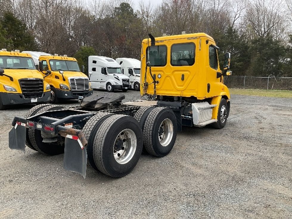 2019 Freightliner Cascadia 113" sleeper cab photo 6