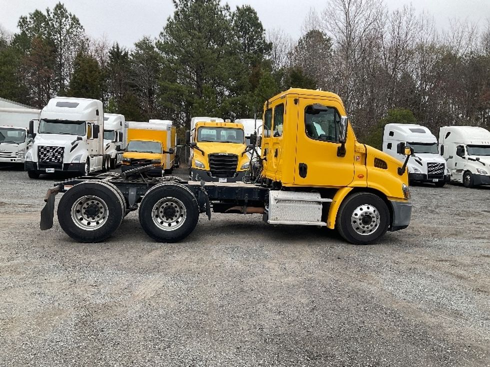 2019 Freightliner Cascadia 113" sleeper cab photo 7