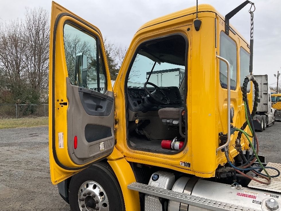 2019 Freightliner Cascadia 113" sleeper cab photo 8