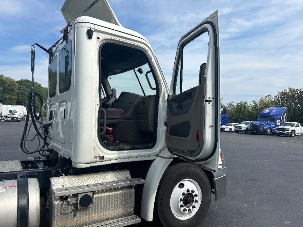 Day Cab Tractor-Heavy Duty Tractors-Freightliner-2019-Cascadia 11364ST-Indianapolis-IN-291,568\n\t\tmiles-$ 42,500 - Image 12