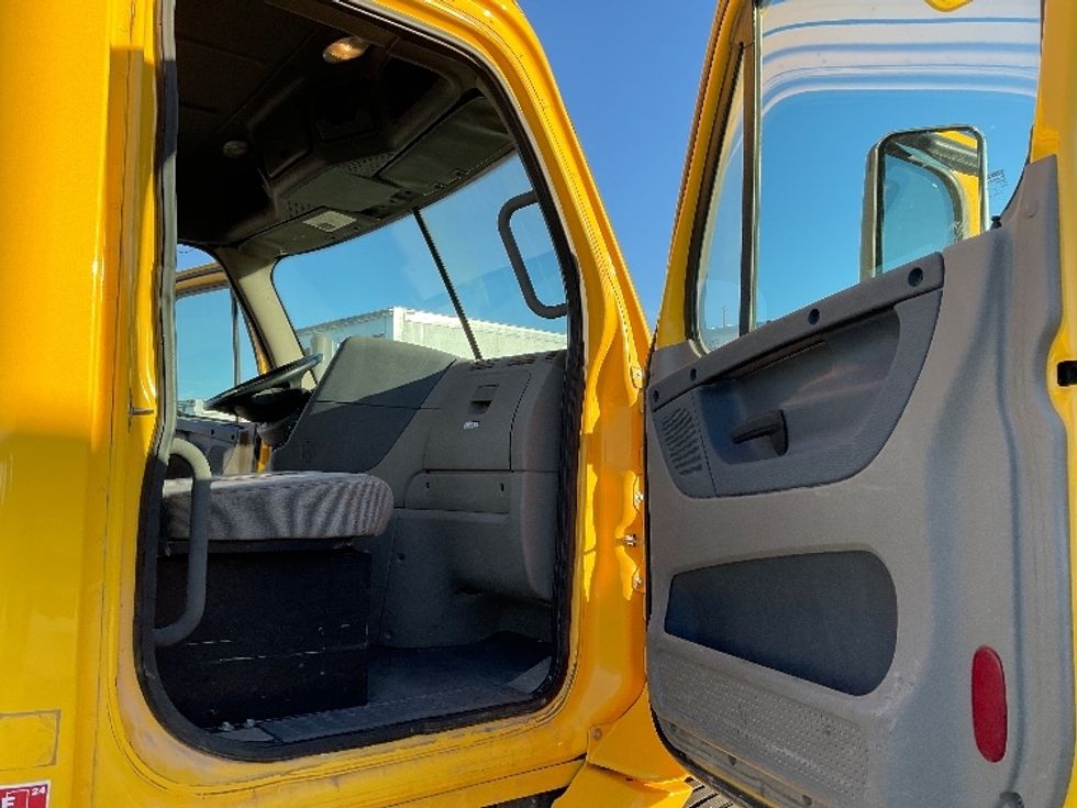 Day Cab Tractor-Heavy Duty Tractors-Freightliner-2019-Cascadia 11364ST-Indianapolis-IN-354,590\n\t\tmiles-$ 47,000 - Image 12