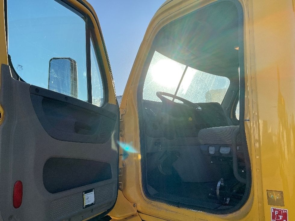 Day Cab Tractor-Heavy Duty Tractors-Freightliner-2019-Cascadia 11364ST-Indianapolis-IN-354,590\n\t\tmiles-$ 47,000 - Image 9