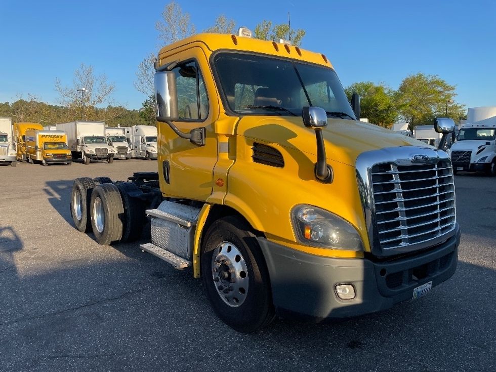 Day Cab Tractor-Heavy Duty Tractors-Freightliner-2019-Cascadia 11364ST-Jacksonville-FL-694,335\n\t\tmiles-$ 24,250 - Image 1