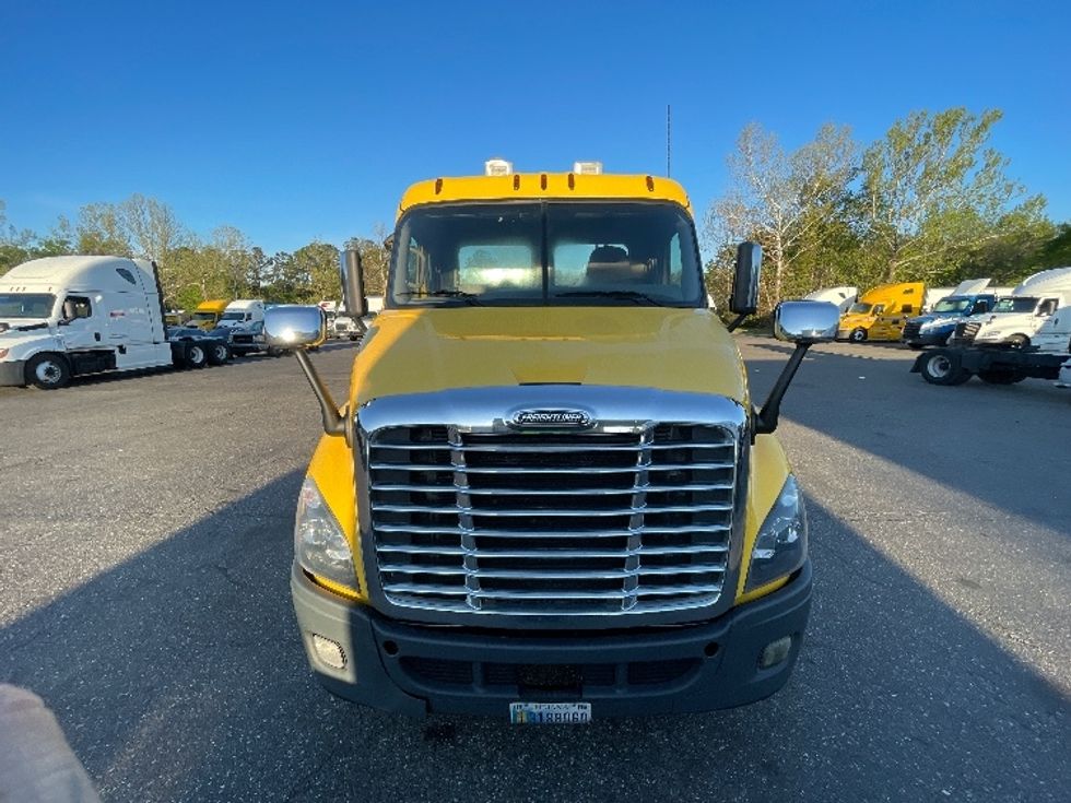 Day Cab Tractor-Heavy Duty Tractors-Freightliner-2019-Cascadia 11364ST-Jacksonville-FL-694,335\n\t\tmiles-$ 24,250 - Image 2