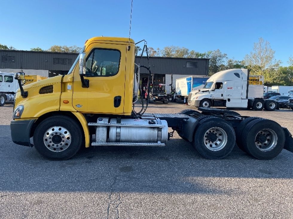 Day Cab Tractor-Heavy Duty Tractors-Freightliner-2019-Cascadia 11364ST-Jacksonville-FL-694,335\n\t\tmiles-$ 24,250 - Image 4