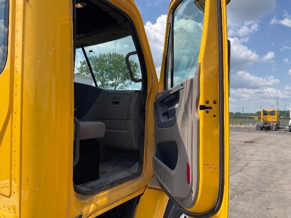 Day Cab Tractor-Heavy Duty Tractors-Freightliner-2019-Cascadia 11364ST-Kansas City-MO-209,526\n\t\tmiles-$ 47,750 - Image 11