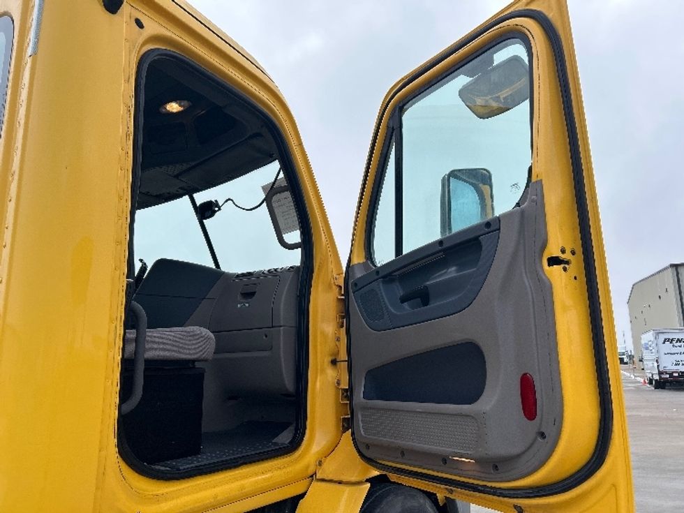 Day Cab Tractor-Heavy Duty Tractors-Freightliner-2019-Cascadia 11364ST-Katy-TX-383,617\n\t\tmiles-$ 35,500 - Image 12