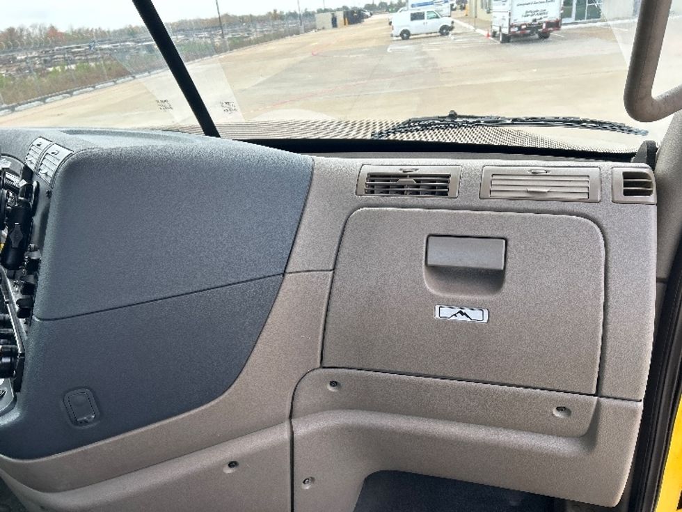 Day Cab Tractor-Heavy Duty Tractors-Freightliner-2019-Cascadia 11364ST-Katy-TX-383,617\n\t\tmiles-$ 35,500 - Image 13