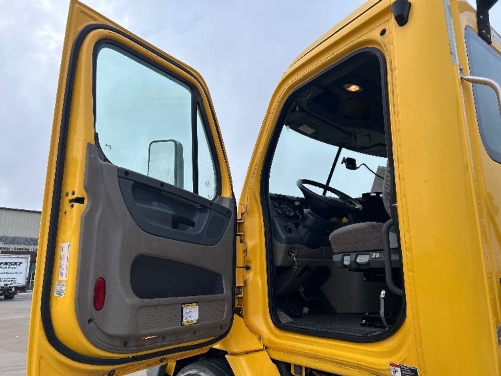 Day Cab Tractor-Heavy Duty Tractors-Freightliner-2019-Cascadia 11364ST-Katy-TX-383,617\n\t\tmiles-$ 35,500 - Image 9