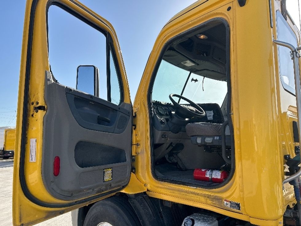 Day Cab Tractor-Heavy Duty Tractors-Freightliner-2019-Cascadia 11364ST-Katy-TX-400,164\n\t\tmiles-$ 37,500 - Image 9