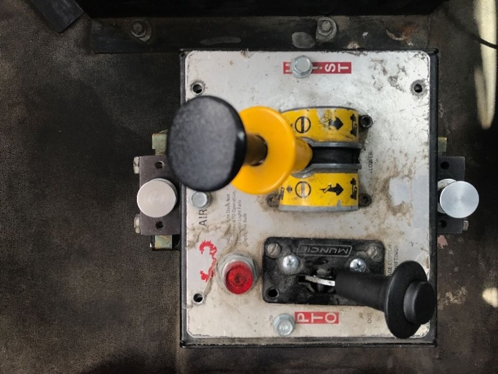 Day Cab Tractor-Heavy Duty Tractors-Freightliner-2019-Cascadia 11364ST-Katy-TX-526,147\n\t\tmiles-$ 29,000 - Image 17