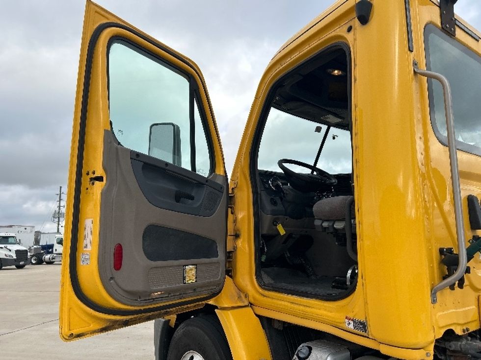 Day Cab Tractor-Heavy Duty Tractors-Freightliner-2019-Cascadia 11364ST-Katy-TX-547,513\n\t\tmiles-$ 25,500 - Image 9
