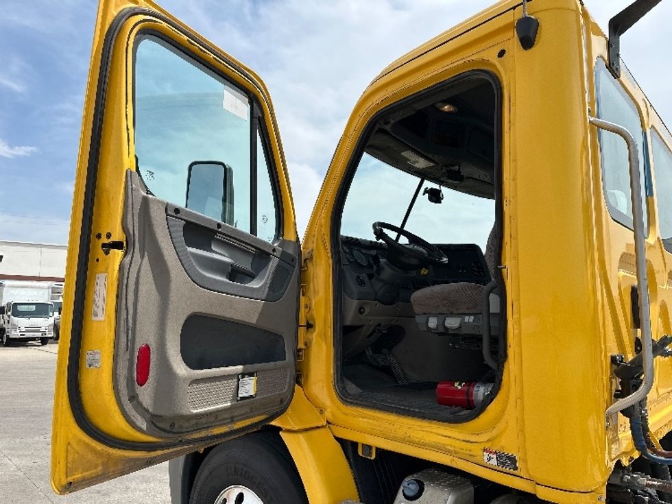 Day Cab Tractor-Heavy Duty Tractors-Freightliner-2019-Cascadia 11364ST-Katy-TX-586,426\n\t\tmiles-$ 25,000 - Image 9