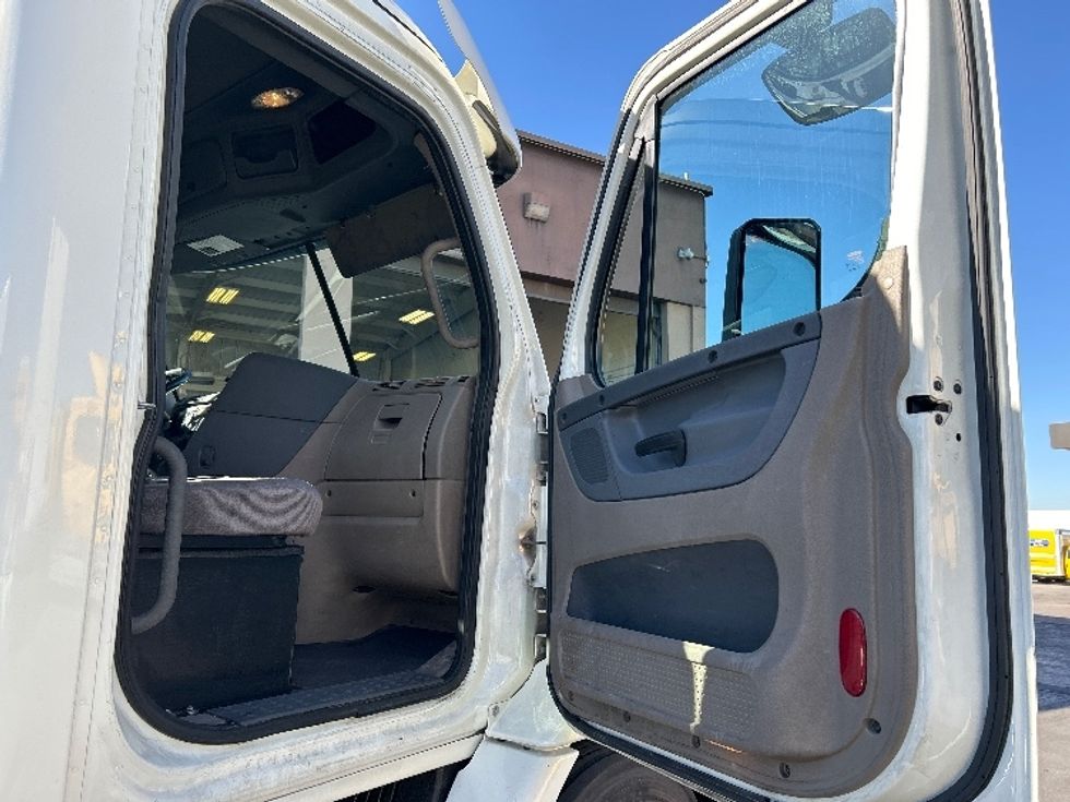 Day Cab Tractor-Heavy Duty Tractors-Freightliner-2019-Cascadia 11364ST-Las Vegas-NV-130,755\n\t\tmiles-$ 56,500 - Image 12