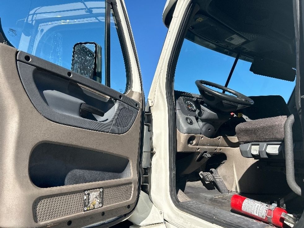 Day Cab Tractor-Heavy Duty Tractors-Freightliner-2019-Cascadia 11364ST-Las Vegas-NV-130,755\n\t\tmiles-$ 56,500 - Image 9