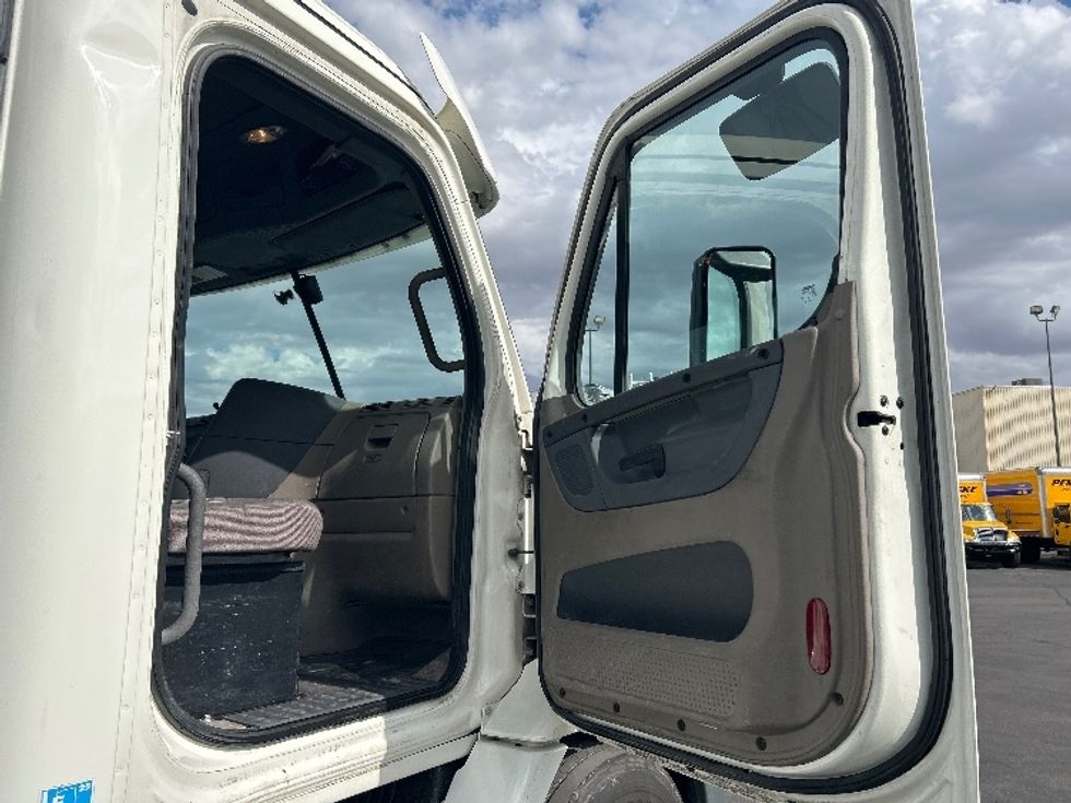 Day Cab Tractor-Heavy Duty Tractors-Freightliner-2019-Cascadia 11364ST-Las Vegas-NV-205,413\n\t\tmiles-$ 52,000 - Image 12