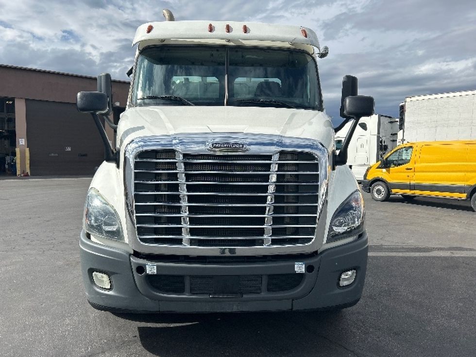 Day Cab Tractor-Heavy Duty Tractors-Freightliner-2019-Cascadia 11364ST-Las Vegas-NV-205,413\n\t\tmiles-$ 52,000 - Image 2