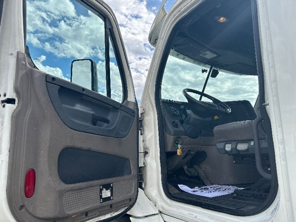 Day Cab Tractor-Heavy Duty Tractors-Freightliner-2019-Cascadia 11364ST-Las Vegas-NV-205,413\n\t\tmiles-$ 52,000 - Image 9