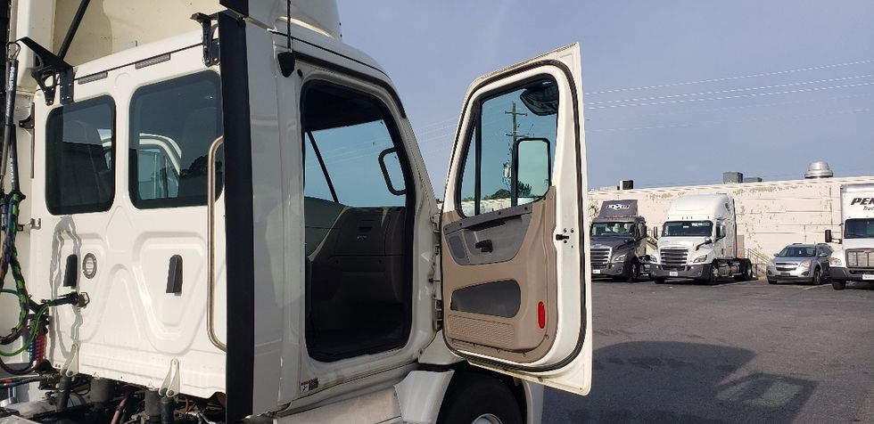 Day Cab Tractor-Heavy Duty Tractors-Freightliner-2019-Cascadia 11364ST-Little Rock-AR-241,883\n\t\tmiles-$ 45,750 - Image 12