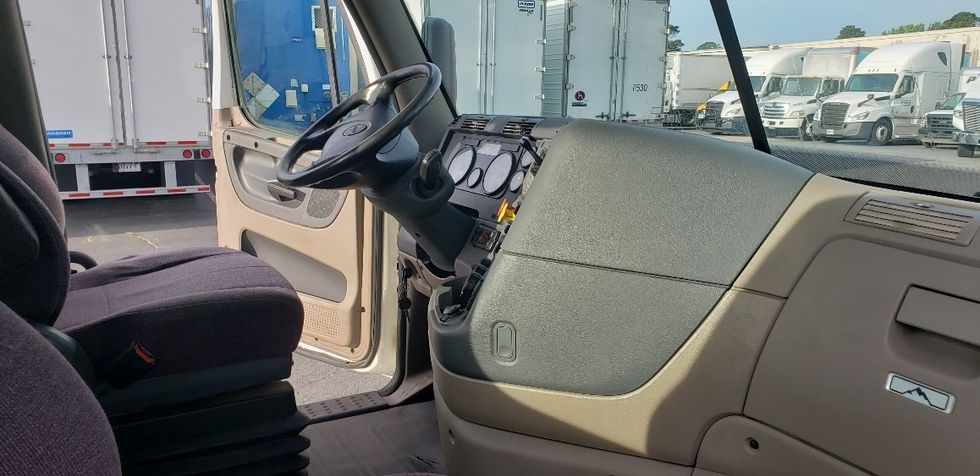 Day Cab Tractor-Heavy Duty Tractors-Freightliner-2019-Cascadia 11364ST-Little Rock-AR-241,883\n\t\tmiles-$ 45,750 - Image 14