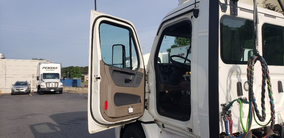 Day Cab Tractor-Heavy Duty Tractors-Freightliner-2019-Cascadia 11364ST-Little Rock-AR-241,883\n\t\tmiles-$ 45,750 - Image 9