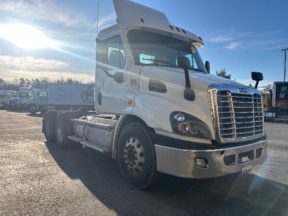 Day Cab Tractor-Heavy Duty Tractors-Freightliner-2019-Cascadia 11364ST-Londonderry-NH-562,429\n\t\tmiles-$ 26,000 - Image 1