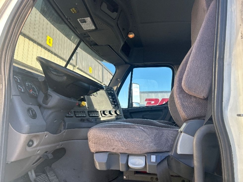 Day Cab Tractor-Heavy Duty Tractors-Freightliner-2019-Cascadia 11364ST-Londonderry-NH-562,429\n\t\tmiles-$ 26,000 - Image 10