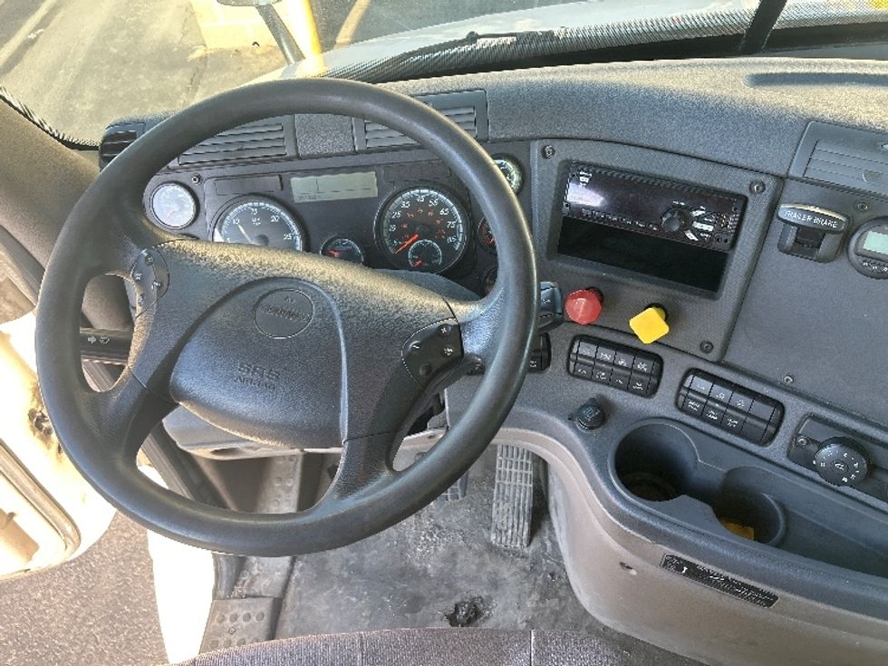 Day Cab Tractor-Heavy Duty Tractors-Freightliner-2019-Cascadia 11364ST-Londonderry-NH-562,429\n\t\tmiles-$ 26,000 - Image 11