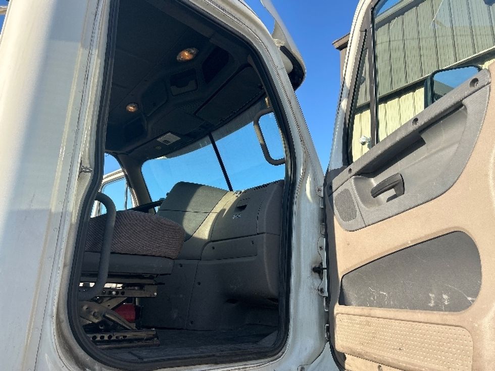 Day Cab Tractor-Heavy Duty Tractors-Freightliner-2019-Cascadia 11364ST-Londonderry-NH-562,429\n\t\tmiles-$ 26,000 - Image 12