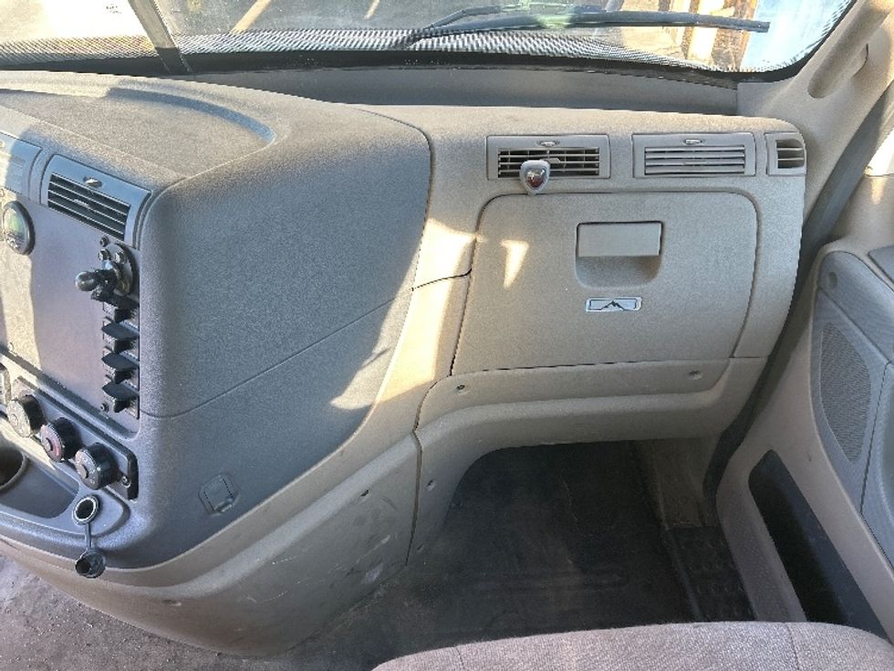 Day Cab Tractor-Heavy Duty Tractors-Freightliner-2019-Cascadia 11364ST-Londonderry-NH-562,429\n\t\tmiles-$ 26,000 - Image 13