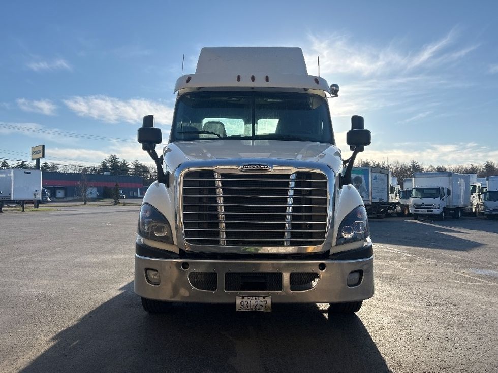 Day Cab Tractor-Heavy Duty Tractors-Freightliner-2019-Cascadia 11364ST-Londonderry-NH-562,429\n\t\tmiles-$ 26,000 - Image 2