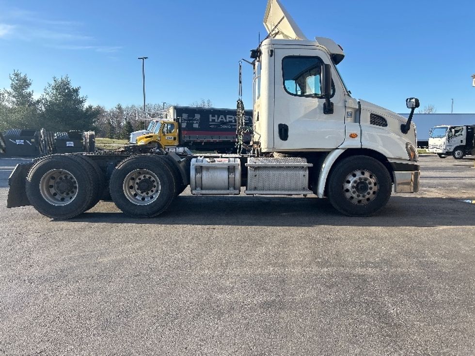 Day Cab Tractor-Heavy Duty Tractors-Freightliner-2019-Cascadia 11364ST-Londonderry-NH-562,429\n\t\tmiles-$ 26,000 - Image 8