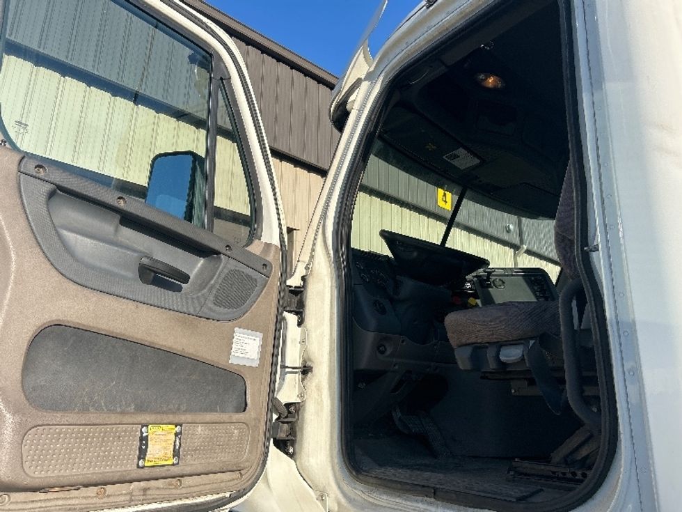 Day Cab Tractor-Heavy Duty Tractors-Freightliner-2019-Cascadia 11364ST-Londonderry-NH-562,429\n\t\tmiles-$ 26,000 - Image 9