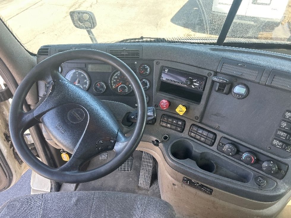 Day Cab Tractor-Heavy Duty Tractors-Freightliner-2019-Cascadia 11364ST-Londonderry-NH-639,097\n\t\tmiles-$ 25,250 - Image 11