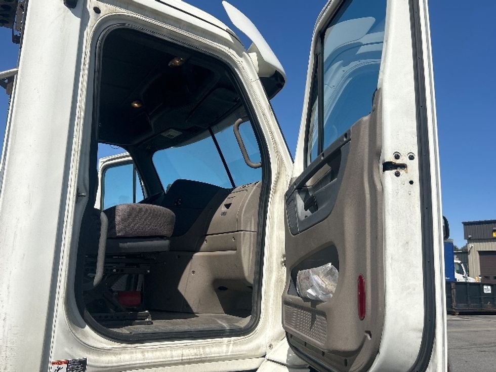 Day Cab Tractor-Heavy Duty Tractors-Freightliner-2019-Cascadia 11364ST-Londonderry-NH-639,097\n\t\tmiles-$ 25,250 - Image 12