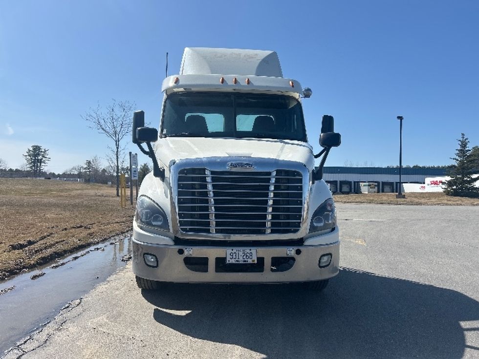 Day Cab Tractor-Heavy Duty Tractors-Freightliner-2019-Cascadia 11364ST-Londonderry-NH-639,097\n\t\tmiles-$ 25,250 - Image 2